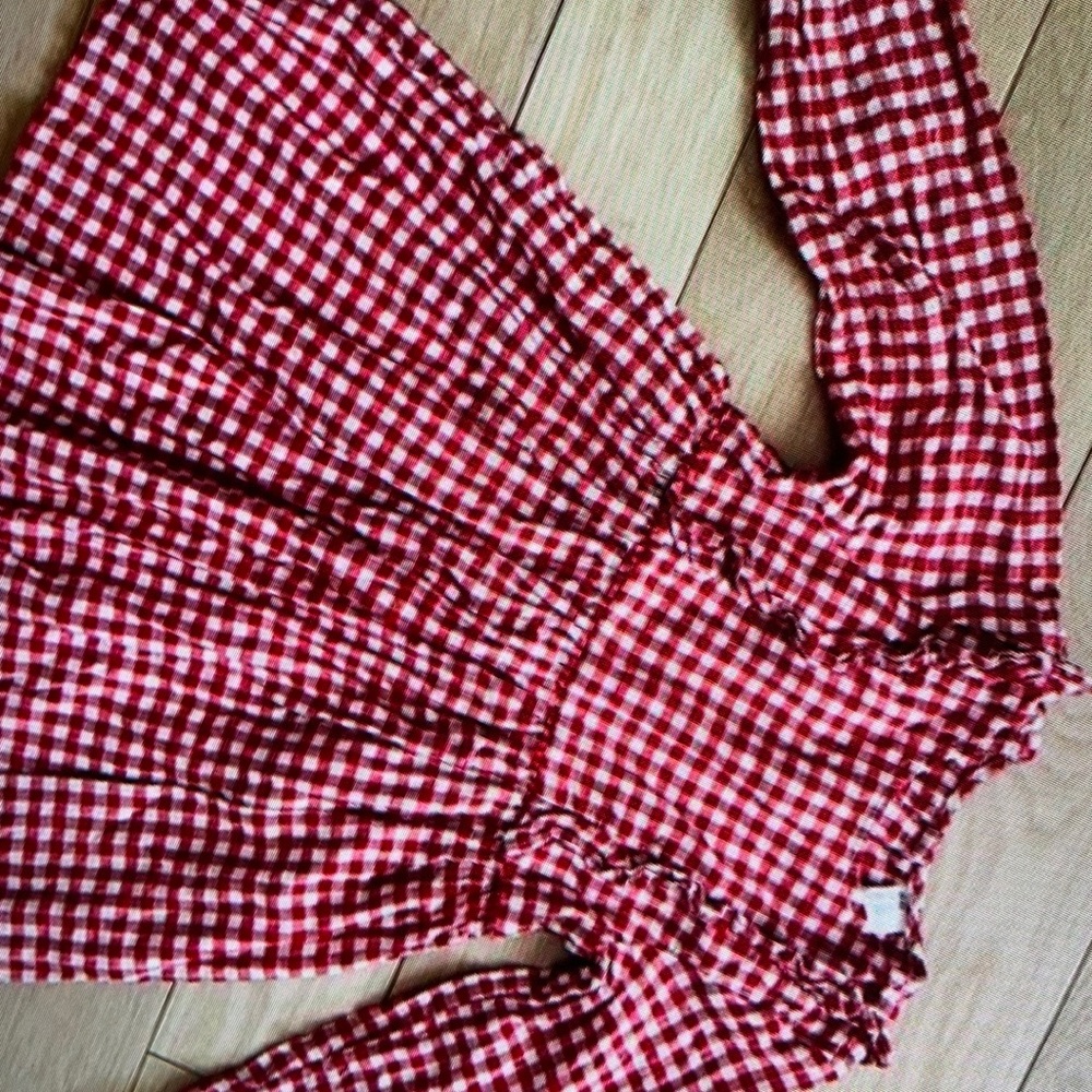 Features vibrant floral print blouse